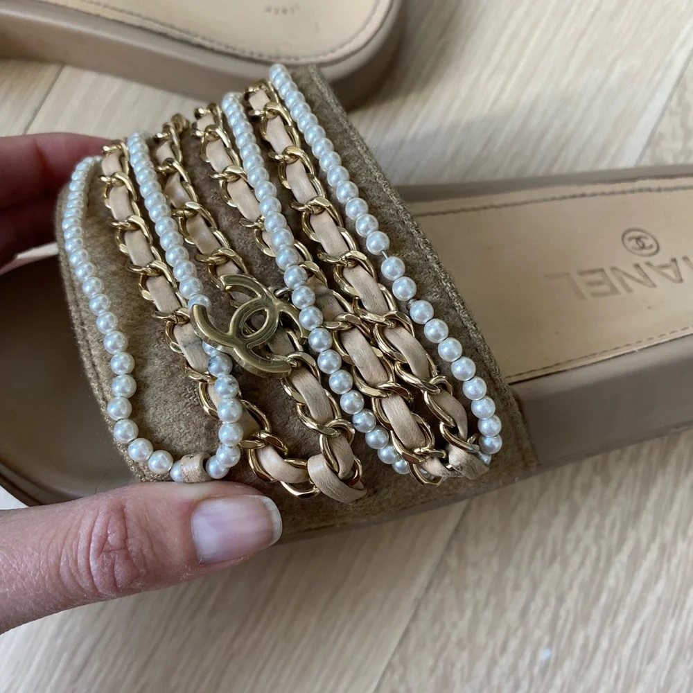 CHANEL Beige and Gold Sandals - Picture 3 of 7